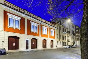 ヴェローナにあるRUBELE40の夜の通り沿いのオレンジ・白の建物