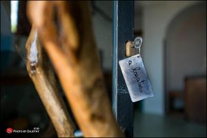 une fermeture d'une porte avec une étiquette sur celle-ci dans l'établissement La Kuddia, à Pantelleria