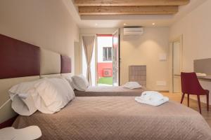 pokój hotelowy z 2 łóżkami i ręcznikami w obiekcie RUBELE40 w Weronie