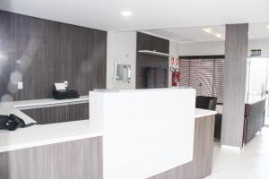an office with a counter and a reception desk at Hotel Bellagio in Campo Grande