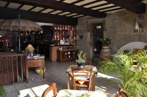 les deux acacias في Villepinte: مطعم بطاولة وكراسي وبار