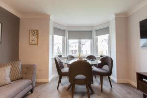 ダンファームリンにあるDunfermline - Luxury Two Bedroom Apartment - TPのリビングルーム(テーブル、椅子、ソファ付)