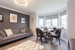 O zonă de relaxare la Dunfermline - Luxury Two Bedroom Apartment - TP