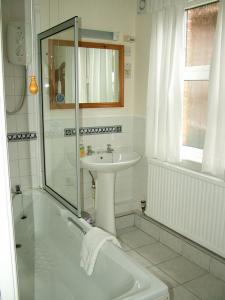 Ванная комната в Tower House 1066