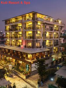 apartamentowiec z oświetleniem w nocy w obiekcie Kuti Resort & Spa w mieście Pokhara
