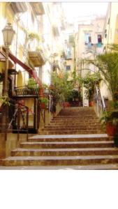 grupa schodów w mieście z roślinami w obiekcie Chiaia House w mieście Napoli