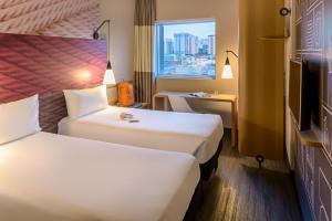 a hotel room with two beds and a window at ibis Sao Bernardo do Campo in São Bernardo do Campo