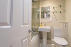 ウィンザーにあるCentral Windsor Apartment Facing the Castleのトイレと洗面台付きのバスルーム