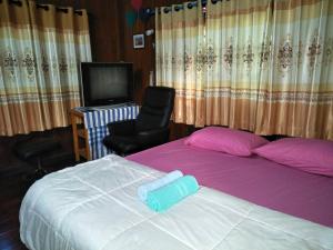 Rúm í herbergi á Oui Kaew Homestay