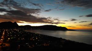 vista para a praia ao pôr-do-sol em Mirante Bela Vista em Niterói