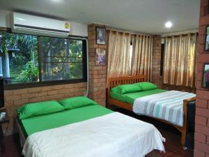 Rúm í herbergi á Oui Kaew Homestay