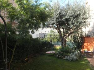a garden with a swing under a tree at IL NIDO DELLA FORTUNA oasi di pace, relax, storia e mare in Fano