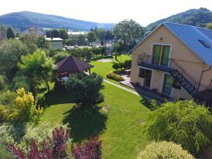 an aerial view of a house with a yard at Pokoje nad Potokiem in Solina
