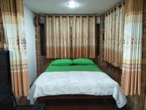 Rúm í herbergi á Oui Kaew Homestay