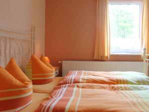 ヴィーク・アウフ・リューゲンにあるBeautifully Decorated Apartment in Wiek on Baltic Coastのベッドルーム1室(ベッド2台、窓付)