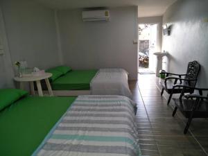 Rúm í herbergi á Oui Kaew Homestay