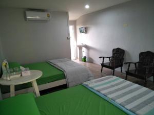 Rúm í herbergi á Oui Kaew Homestay