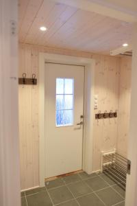 Fresh Familie Hytte Hemsedal في هيمسيدال: غرفة بها باب أبيض ونافذة