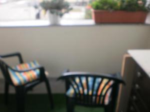 ブルノにあるAKI - 2 +KKの窓のあるカウンターの横に座る椅子2脚