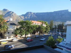 een uitzicht op een stad met bergen op de achtergrond bij Oranjehof Studios in Kaapstad