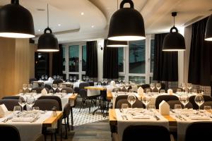 une salle à manger avec des tables et des chaises dans l'établissement Araucaria Hotel & Spa, à La Plagne