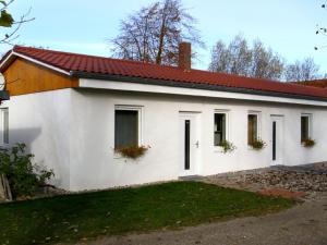 ベルガーエンデ・レートヴィッシュにあるLush Bungalow in BÃrgerende-Rethwisch with BBQの赤屋根白屋根