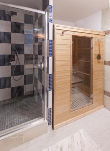ジャツレールシにあるApartman Zacler v Krkonosichのバスルーム(ガラスドア付きのシャワー付)
