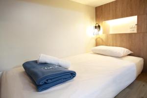 Postel nebo postele na pokoji v ubytování Lub d Manila Makati - Central Makati, Near Nightlife
