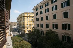 ローマにあるCola Di Rienzo A E Bの2棟の間の通りの景色