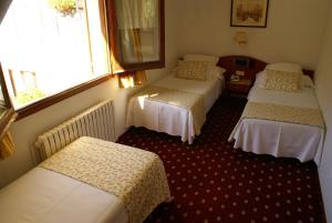 Posteľ alebo postele v izbe v ubytovaní Hotel Edelweiss