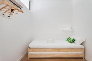 a bed in the corner of a room at Flateli Providencia in Barcelona