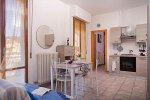 Кухня или мини-кухня в Viverenumana appartamenti la tua casa in centro a pochi passi dal mare

