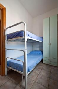 Кровать или кровати в номере Viverenumana appartamenti la tua casa in centro a pochi passi dal mare