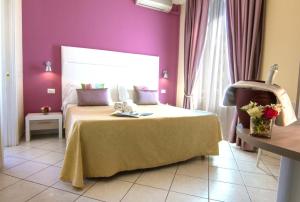 a bedroom with a bed and a purple wall at Belsoggiorno in Sanremo