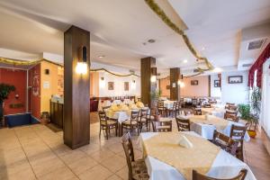A restaurant or other place to eat at Hotel Iceberg Bansko