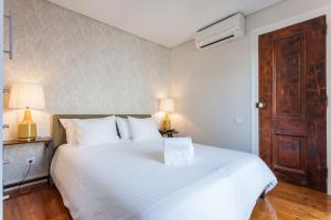 Giường trong phòng chung tại Bairrus Lisbon Apartments - Principe Real/Brick