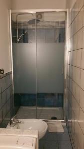 A bathroom at B&B Giuseppe Verdi