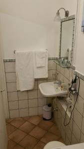 A bathroom at B&B Giuseppe Verdi