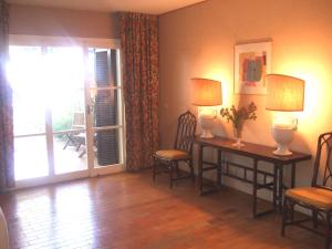 un soggiorno con tavolo, sedie e finestra di Villa Suk a Taormina