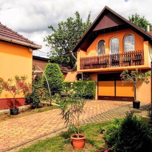 una casa con balcón en la parte superior en Bihari Vendégház, en Felsőtárkány