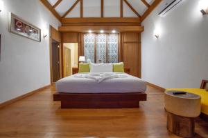 1 dormitorio con 1 cama grande y suelo de madera en Koh Kood Paradise Beach en Ko Kood