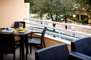 ヴィラモウラにあるApartamento MarinaMarの景色を望むバルコニー(テーブル、椅子付)