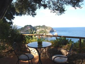 tavolo e sedie con vista sull'oceano di Villa Suk a Taormina