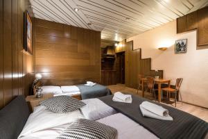 Habitación de hotel con 2 camas y mesa en Golden Lion Guest Rooms Szewska 19, en Cracovia