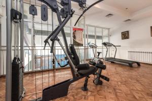 The fitness centre and/or fitness facilities at Hotel Iceberg Bansko