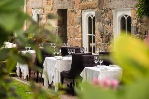 A restaurant or other place to eat at Bella Luce Hotel 