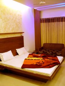 Hotel Rajmandir客房内的一张或多张床位