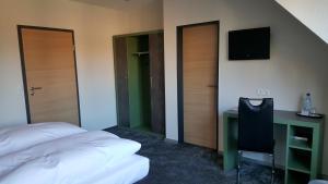 Postel nebo postele na pokoji v ubytování Hotel Landhaus Feyen + 17 fotografií