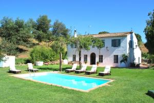 una casa con piscina en el patio en La Escribana, en Constantina