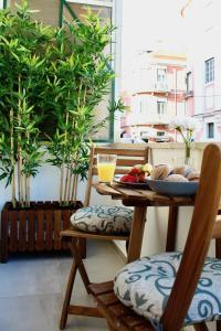 リスボンにあるRiver View Balcony - Historic Center !のテーブルと椅子